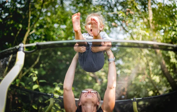 Klein Kind Met Zijn Moeder Spelen Trampoline Outdoor Achtertuin — Stockfoto