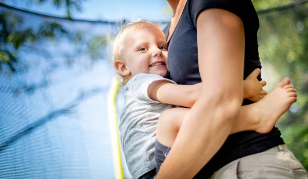 Pequeño Niño Con Mamá Abrazándose Aire Libre Mientras Juega Patio —  Fotos de Stock