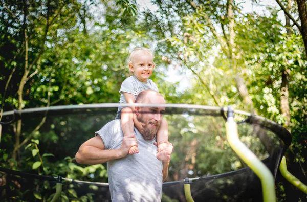 Klein Kind Met Zijn Vader Spelen Trampoline Outdoor Achtertuin — Stockfoto