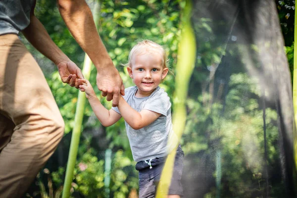 Klein Kind Met Zijn Vader Spelen Trampoline Outdoor Achtertuin — Stockfoto