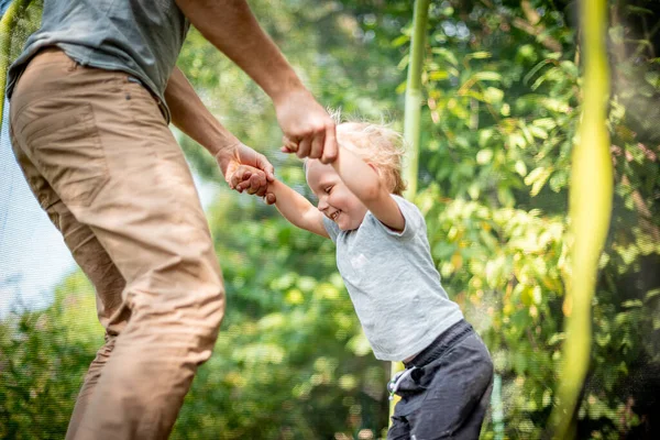 Klein Kind Met Zijn Vader Spelen Trampoline Outdoor Achtertuin — Stockfoto