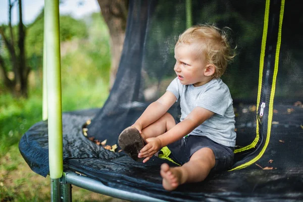 Małe Dziecko Przygotowuje Się Skoku Trampolinie Podwórku — Zdjęcie stockowe