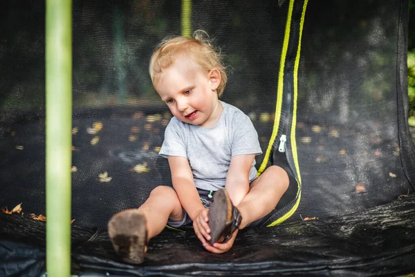 Маленький Ребенок Готовится Прыжкам Батуте Открытом Воздухе Дворе — стоковое фото
