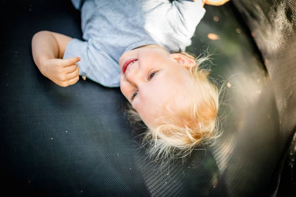 Petit Enfant Jouant Sautant Sur Trampoline Plein Air Dans Cour — Photo