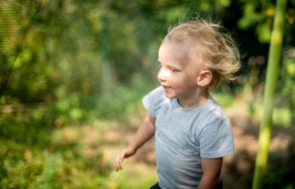 Klein Kind Spelen Springen Trampoline Outdoor Achtertuin — Stockfoto