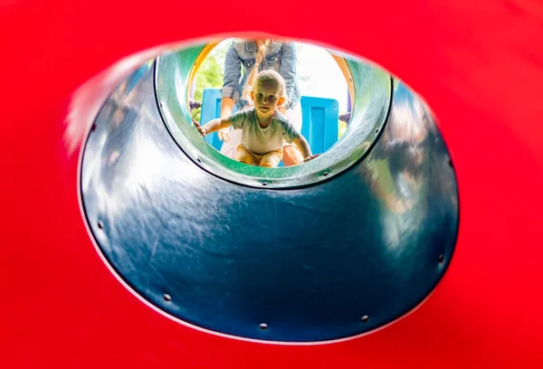 Kleiner Junge Spielt Auf Rutsche Auf Parkspielplatz — Stockfoto