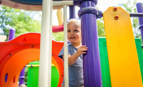 Menino Brincando Playground Parque Cidade — Fotografia de Stock