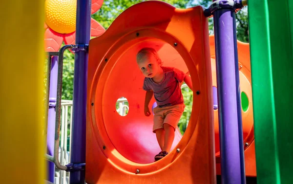 Kleiner Junge Spielt Auf Spielplatz Stadtpark — Stockfoto