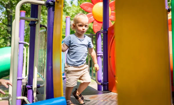 Kleiner Junge Spielt Auf Spielplatz Stadtpark — Stockfoto