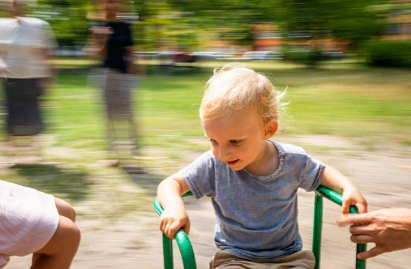 Маленький Мальчик Играет Детской Площадке Городском Парке — стоковое фото