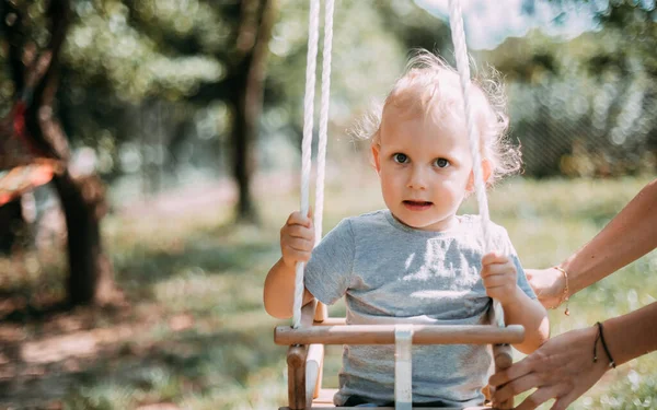 Liten Pojke Leker Swing Trädgården Landet — Stockfoto