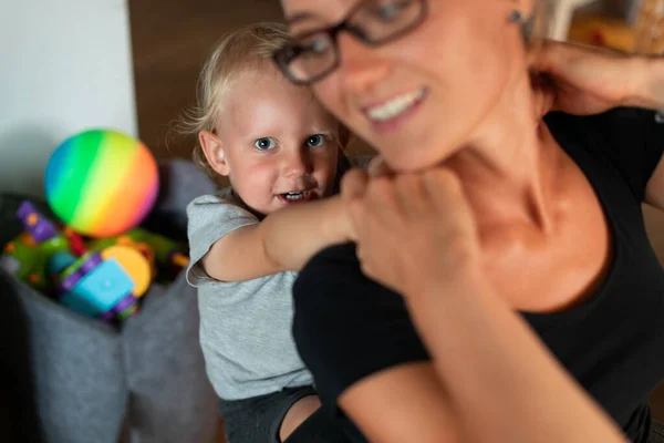 Bonne Maman Son Petit Garçon Enfant Jouant Ensemble Maison — Photo