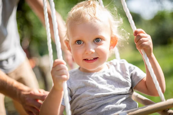 Gelukkig Vader Duwen Lachen Zoon Swing Achtertuin — Stockfoto