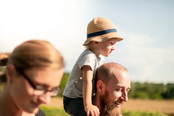 Lycklig Familj Promenader Tillsammans Med Barn Piggyback — Stockfoto