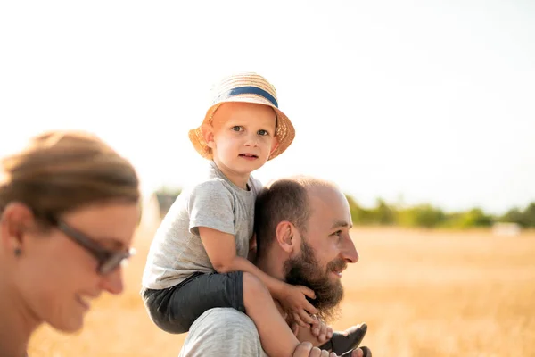 Famille Heureuse Marchant Avec Enfant Sur Dos — Photo