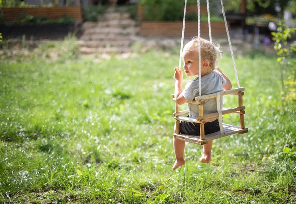 Liten Pojke Leker Swing Trädgården Landet Royaltyfria Stockbilder