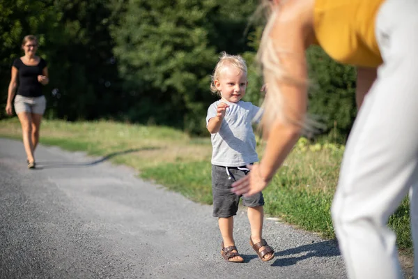 Glückliche Familie Beim Gemeinsamen Wandern Freien Einem Sonnigen Sommertag — Stockfoto