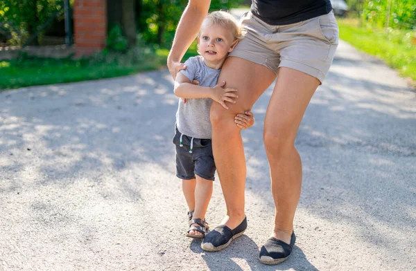 Glückliche Familie Beim Gemeinsamen Wandern Freien Einem Sonnigen Sommertag — Stockfoto