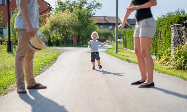 Glückliche Familie Beim Gemeinsamen Wandern Freien Einem Sonnigen Sommertag — Stockfoto