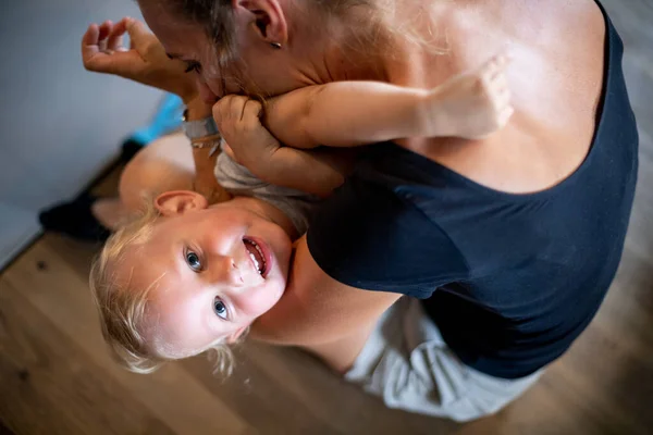 Full Lycka Ung Mamma Leker Med Sitt Leende Barn Son — Stockfoto