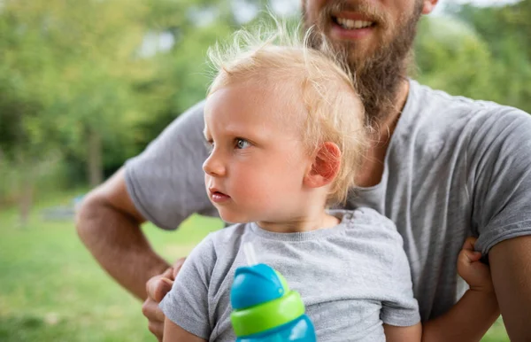 Schattig Peuter Jongen Met Zijn Vader Outdoor — Stockfoto