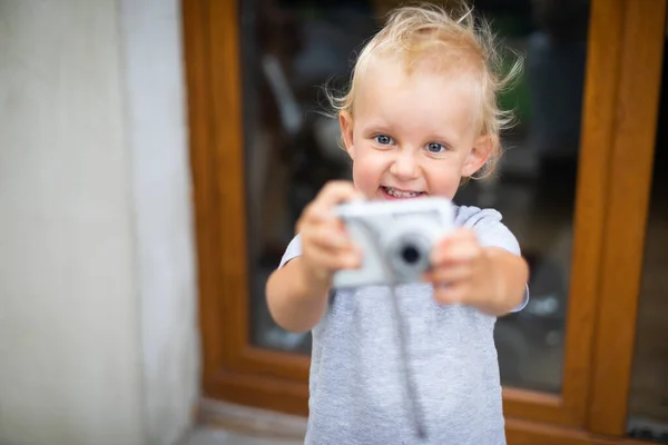 Милый Мальчик Играет Цифровой Камерой Фотографирует — стоковое фото