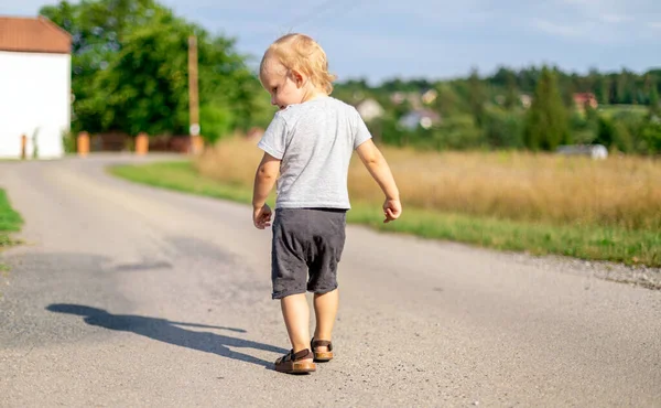 Gyerek Fiú Egyedül Sétál Úton Vidéken — Stock Fotó