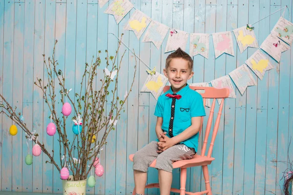 Petit garçon frère avec lapin assis sur le sol ou une chaise dans des vêtements bleu vif Pâques, oeufs, humeur festive, émotion et sourire fête surprise — Photo