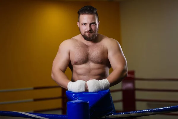 Homem forte lutador de pé no ringue de boxe — Fotografia de Stock