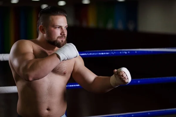 Silný bojovník stojící v boxerském ringu — Stock fotografie