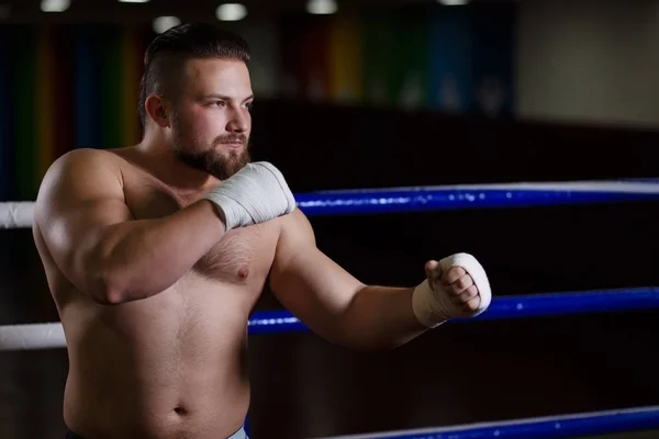 Homem forte lutador de pé no ringue de boxe — Fotografia de Stock