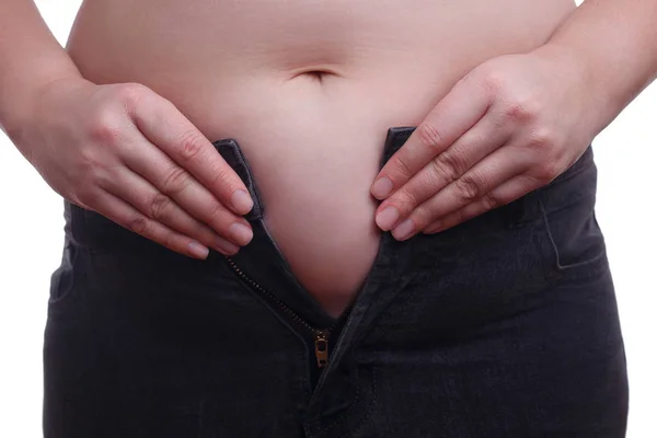 Mujer con sobrepeso tratando de sujetar los pantalones —  Fotos de Stock