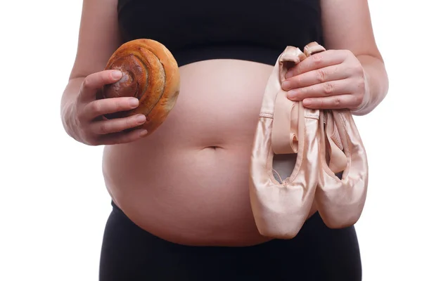 Donna in sovrappeso tiene in mano scarpe da ballo e panino — Foto Stock