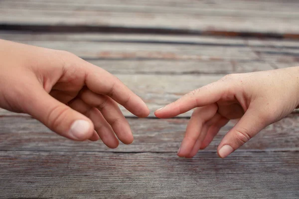 Les mains tendues les unes vers les autres — Photo