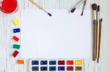 Beyaz kağıt, Boya fırçaları ve suluboya boyar boş parça