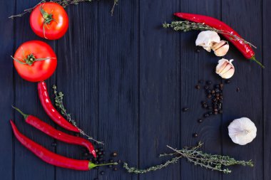 Domates, sarımsak, biber, otlar ve baharatlar çerçevesinin bl üzerinde