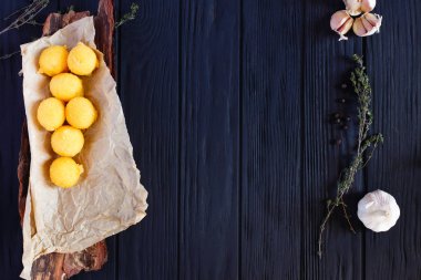 Kızarmış peynir topları kırıntıları sarımsak, otlar ve baharatlar