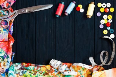 Çiçek kumaş toplama, ölçüm bandı, düğmeler, dikiş threa