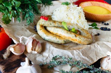 Kızarmış sosis servis turşu lahana, sarımsak, biber moral ile