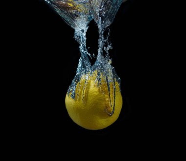 Limon su sıçrama siyah bir arka plan ile