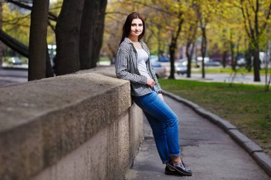 Genç moda bir kısaltılmış giymiş şık gülümseyen kadın güzel