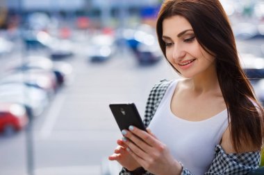 Genç güzel şık gülümseyen kadın akıllı fon mesajı okuma