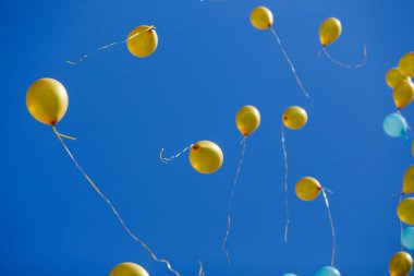 Mavi gökyüzünde kayan balonlar