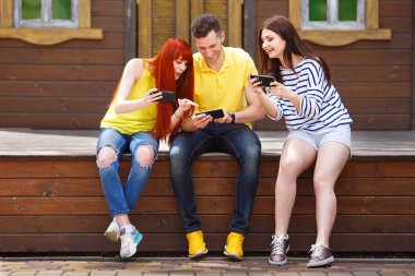 Mobil video oyun açık havada oynuyor gülüyor gençlik grubu