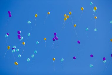 Sarı, mavi ve mor balon yüzen mavi c grubu