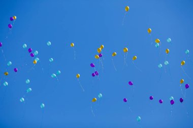 Sarı, mavi ve mor balon yüzen mavi c grubu