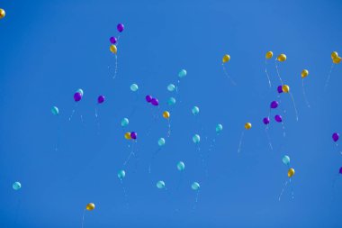 Sarı, mavi ve mor balon yüzen mavi c grubu