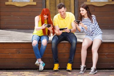 Mobil video oyun açık havada oynuyor gülüyor gençlik grubu