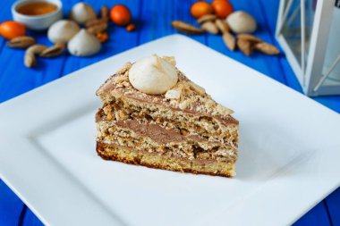 Fındık ve karamel tereyağı krema ile beze pasta