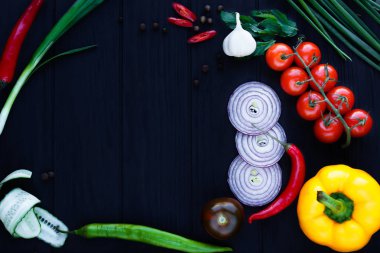 Çeşitli domates, soğan dilimleri, chili moral ile tabloda Üstten Görünüm